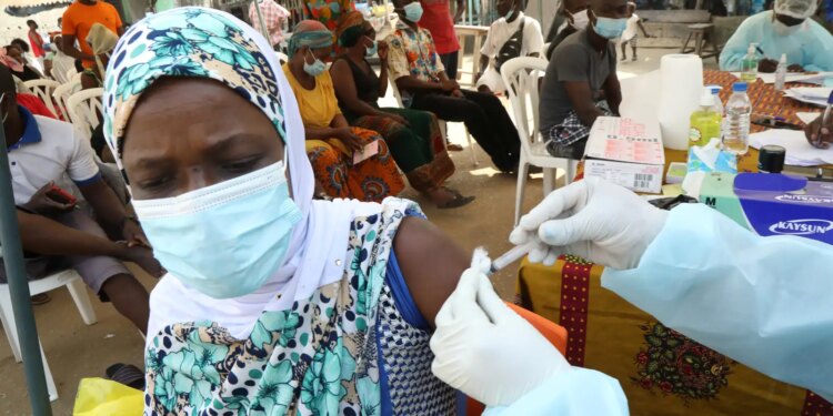 Vacina contra cepa do ebola na África pode demorar até 9 meses