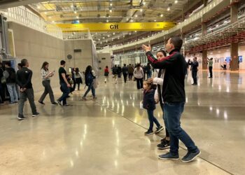 Público visita centro que abriga o Sirius para atividades interativas no universo da ciência